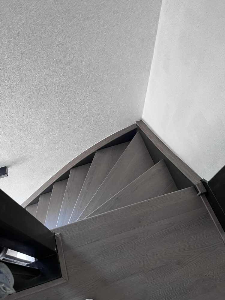 open traprenovatie donker modern