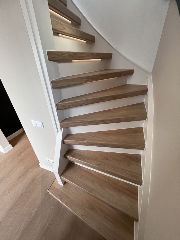 Traprenovatie - licht eiken met witte wangen en stootborden