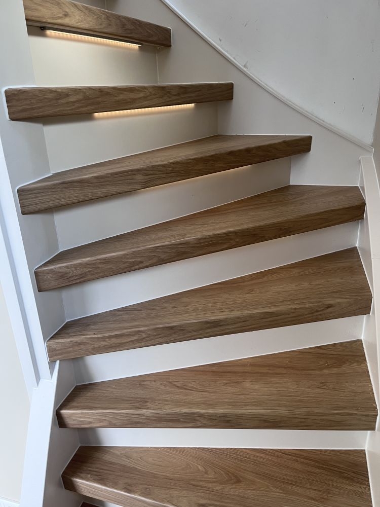 Traprenovatie - licht eiken met witte wangen en stootborden