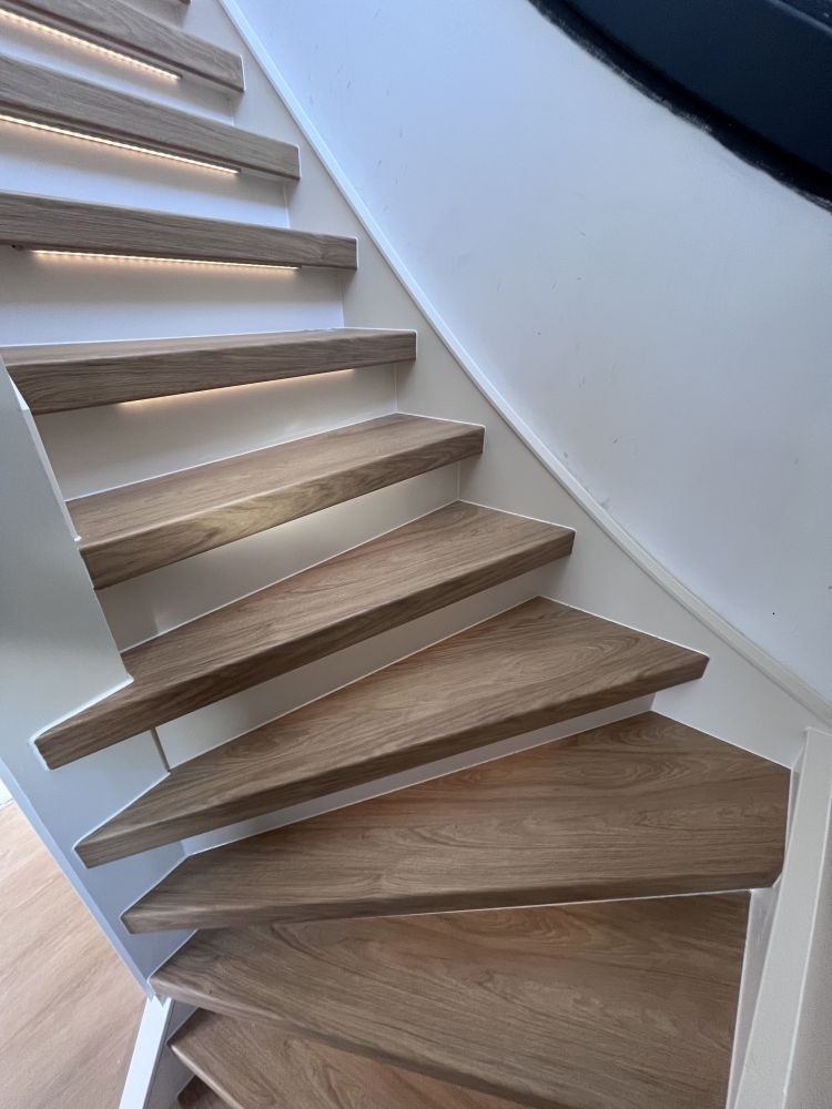 Traprenovatie - licht eiken met witte wangen en stootborden