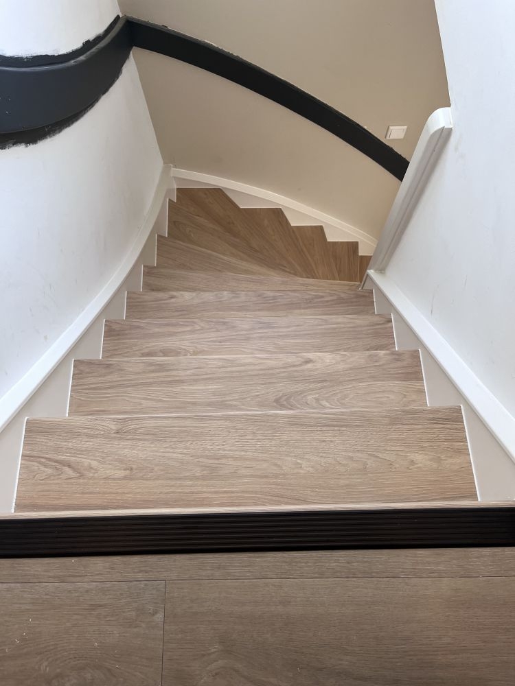 Traprenovatie - licht eiken met witte wangen en stootborden