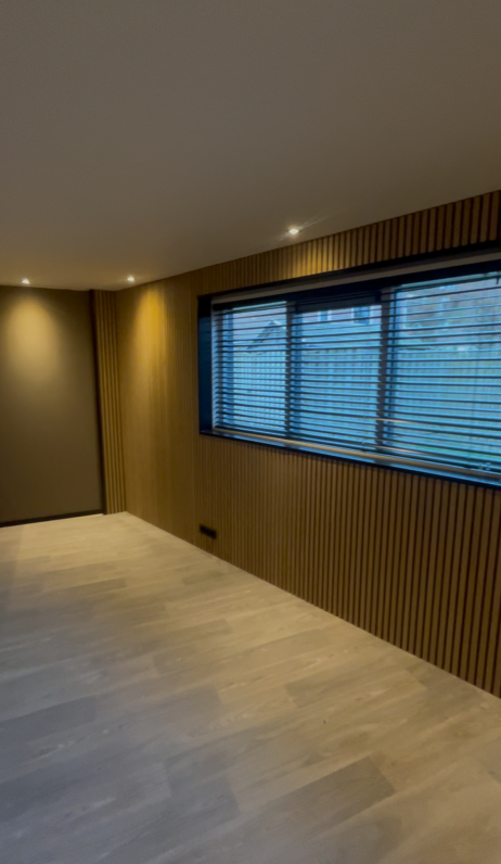 Kantoor met plafonds lattenwand en verlichting