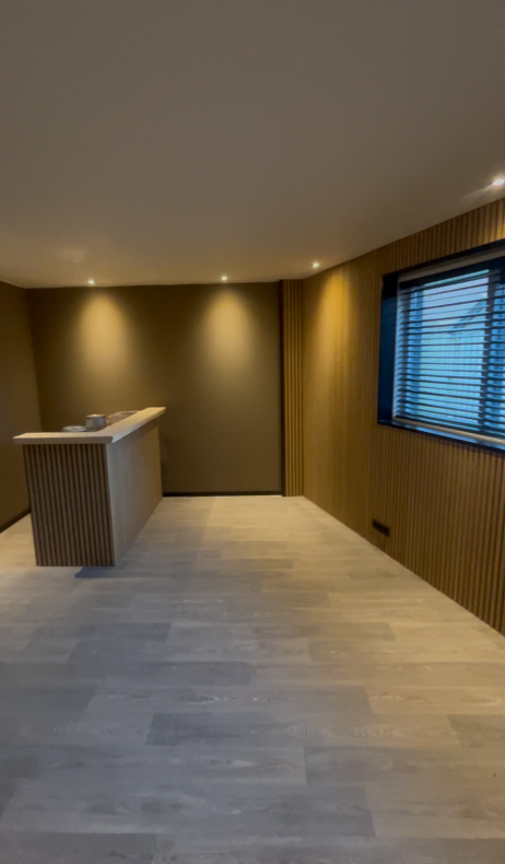 Kantoor met plafonds lattenwand en verlichting