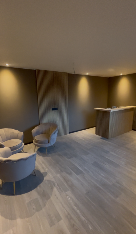 Kantoor met plafonds lattenwand en verlichting